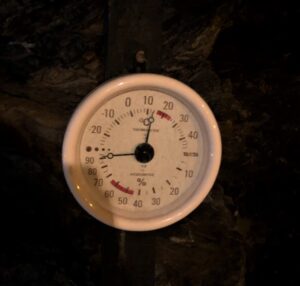 洞窟内に温湿度計