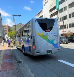 表参道商店街の昭和通りに停車するシャトルバス